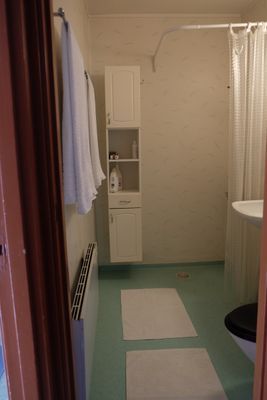 Hemtrevligt hus mitt i skogen nära egen sjö - Bild 11