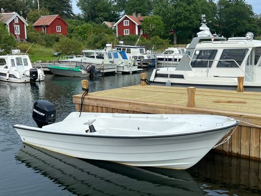 Hyr denna stuga i  på 30 m². 4-6 sängplatser. 5 000 - 6 900 kr per vecka. Se bilder och tillgänglighet här.