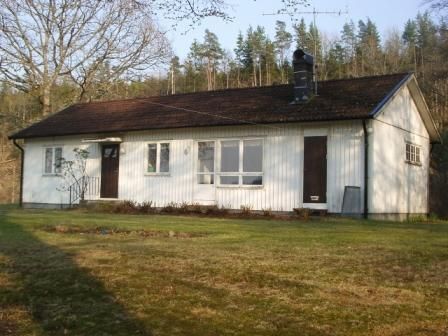 Hus vid sjö nära Varberg och Ullared