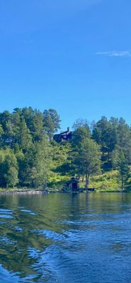 Hyr denna stuga i  på 115 m². 6 sängplatser. Från 15 000 kr per vecka. Se bilder och tillgänglighet här.