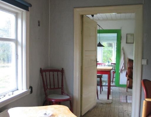 från stora rummet mot kök och veranda