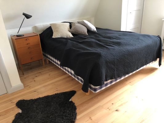 Sovrum övervåning med dubbelsäng