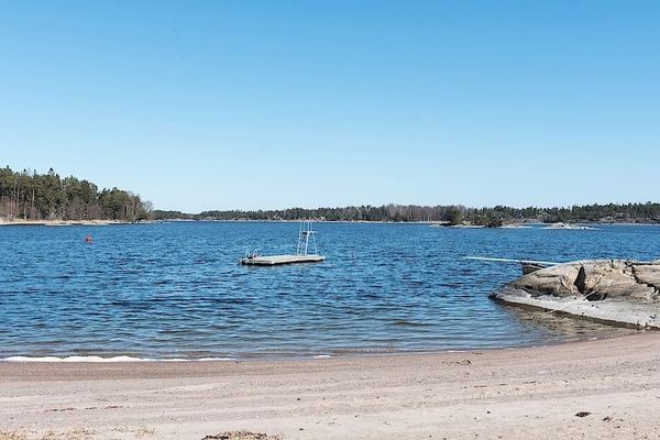 Hyr denna stuga i Stockholm på 85 m². 5-7 sängplatser. 13 400 - 14 900 kr per vecka. Se bilder och tillgänglighet här.