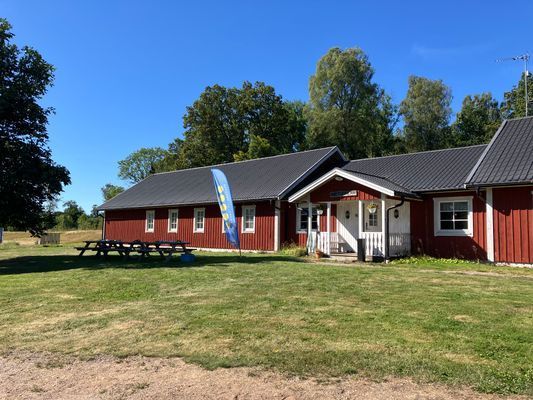 Plats för många i direkt närhet till skog och sjö!