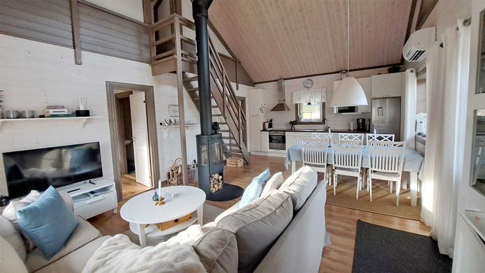 Hyr denna stuga i  på 120 m². 6-10 sängplatser. 8 650 - 13 575 kr per vecka. Se bilder och tillgänglighet här.