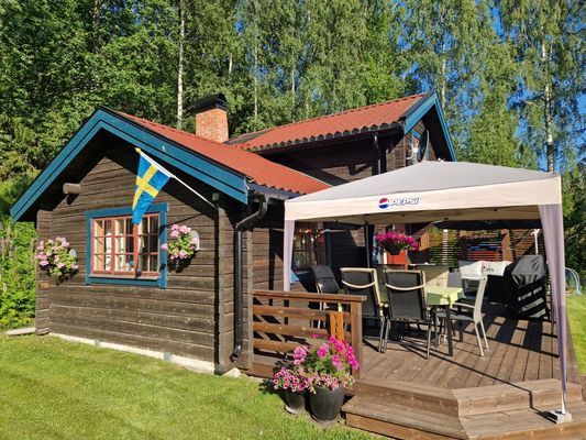 Hyr denna stuga i Docksta på 52 m². 3-5 sängplatser. Från 8 000 kr per vecka. Se bilder och tillgänglighet här.