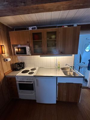 Hyr denna stuga i Stenkyrka på 65 m². 4-5 sängplatser. 7 500 - 8 500 kr per vecka. Se bilder och tillgänglighet här.