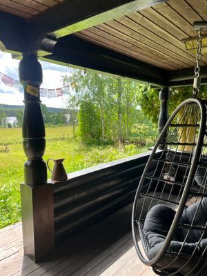 Mysig stuga vid sjö - Bild 33