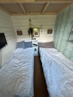 Hyr denna stuga i Uddevalla på 40 m². 4-6 sängplatser. 5 600 - 7 000 kr per vecka. Se bilder och tillgänglighet här.