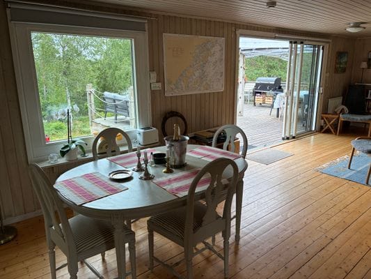 Hus i stillsamt område, 5 bäddar, sjöutsikt & båt - Bild 19