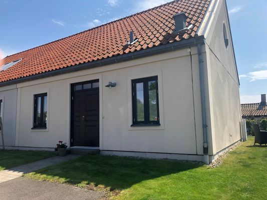 Parhus med tillgång till pool och tennisbana