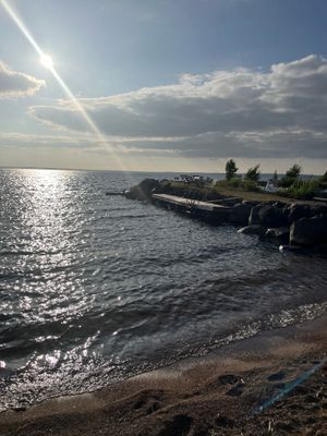 Badplatsen i Sannerud har även en liten brygga och en hamn.