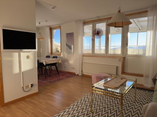 Hyr denna stuga i Björnrike på 50 m². 4-5 sängplatser. 1 000 - 2 500 kr per dag. Se bilder och tillgänglighet här.