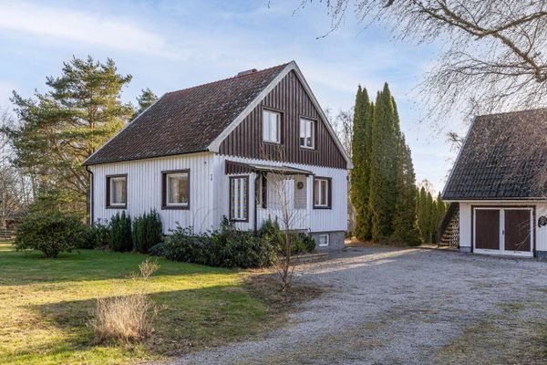 Hyr denna stuga i Karlskrona på 105 m². 4 sängplatser. Från 6 600 kr per vecka. Se bilder och tillgänglighet här.