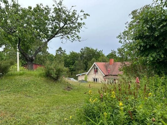 Hyr denna stuga i  på 110 m². 3-4 sängplatser. 6 000 - 10 150 kr per vecka. Se bilder och tillgänglighet här.