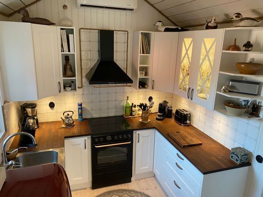 Hyr denna stuga i  på 35 m². 2 sängplatser. Från 17 000 kr per vecka. Se bilder och tillgänglighet här.