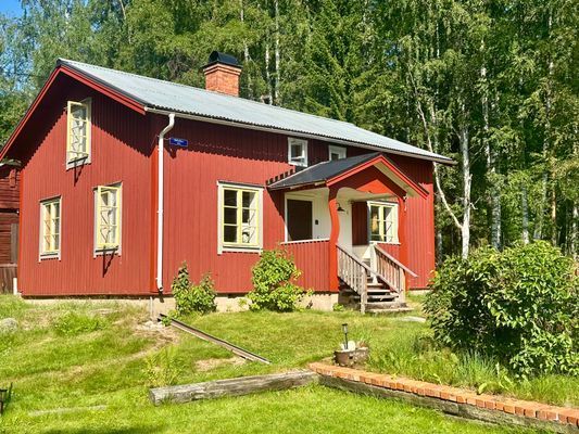 Torp i Bullerbymiljö vid Hölesjön
