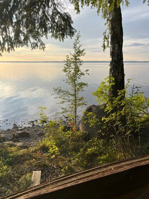 Den lilla stenstranden i sjön Unden, ca 10-15 minuters promenad genom en bitvis lite tät skog som brukas genom naturnära skogsbruk.