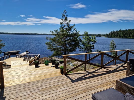 Hyr denna stuga i Kristdala på 45 m². 4 sängplatser. 10 000 - 12 000 kr per vecka. Se bilder och tillgänglighet här.