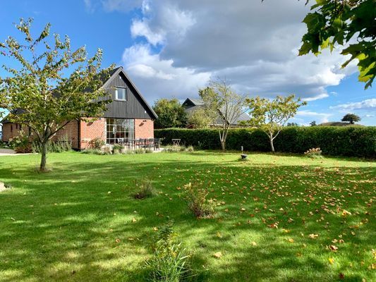 Varsamt renoverad tegellänga i liten kyrkby