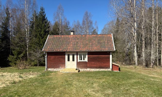 Timrad stuga nära sjö och bad