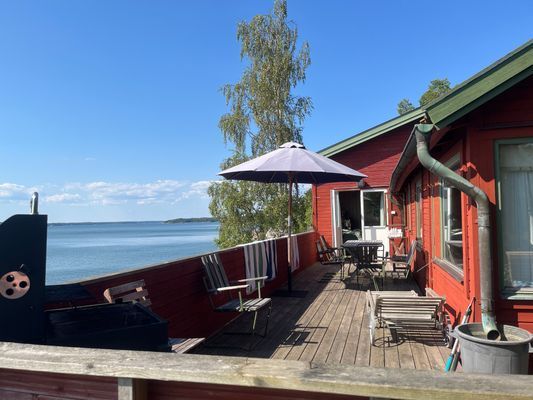Hus och två gäststugar vid vattnet