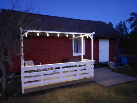 stuga med privat terrass 50m från bushållplats - Bild 14