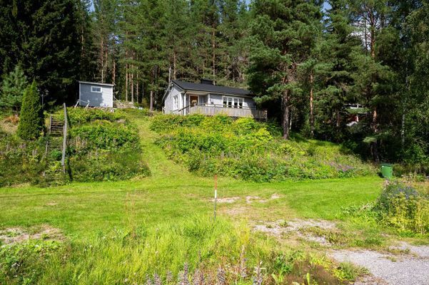 Charmig sommarstuga med altandäck och sjöutsikt - Bild 16
