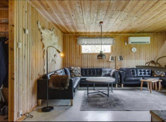 Hyr denna stuga i  på 73 m². 8 sängplatser. 5 000 - 9 000 kr per vecka. Se bilder och tillgänglighet här.
