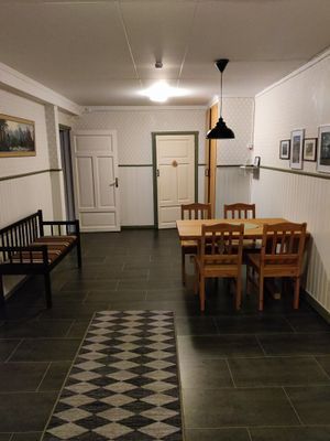 Hyr denna stuga i Linsell på 80 m². 4 sängplatser. 4 500 - 5 500 kr per vecka. Se bilder och tillgänglighet här.