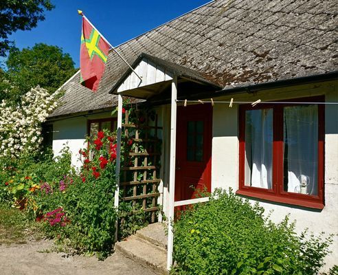 Österlen, liten stuga med trädgård