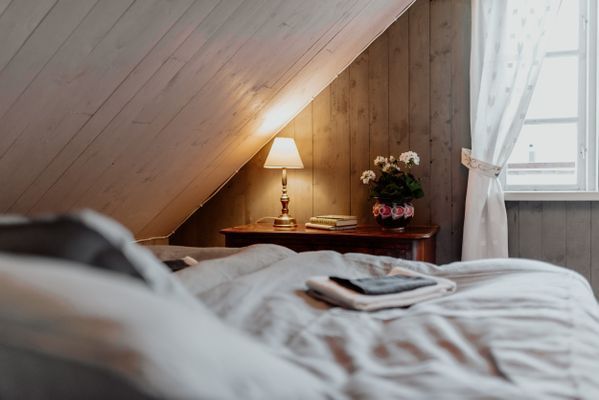 Överst i logen finns ett sovrum med fyra bäddar som antingen kan möbleras som enkelsängar eller en dubbelsäng och två enkelsängar. Här dubbelsängen.