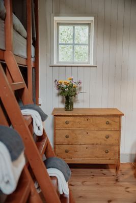 Byrå finns i fyra av de sex sovrummen.