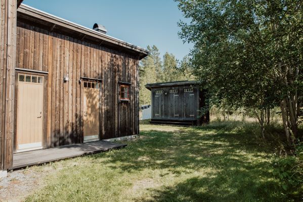 Bastun finns i samma rum som två duschar. Dessutom finns en extra dusch på baksidan av huset. De tre miljövänliga torrtoaletterna EcoDry ligger i en länga.