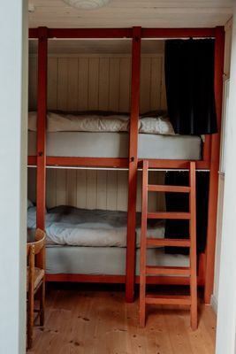 Det finns rum i logen som påminner om sovrummen i gästhuset. Skrivbord och stol samt klädhängare finns också i rummet.
