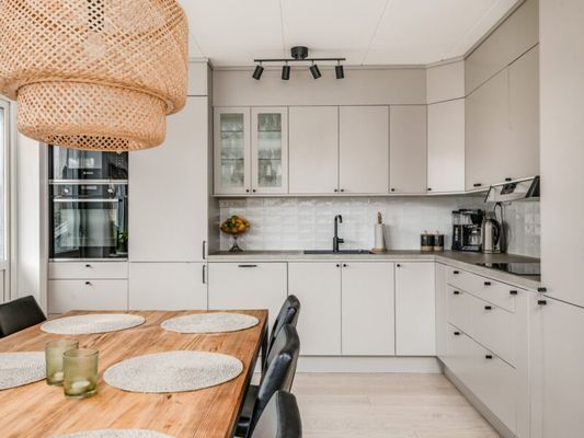 Hyr denna stuga i Gotland på 130 m². 4 sängplatser. Från 15 000 kr per vecka. Se bilder och tillgänglighet här.