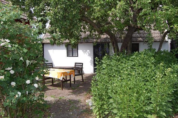 Hyr denna stuga i Össby på 70 m². 5-7 sängplatser. 5 000 - 6 000 kr per vecka. Se bilder och tillgänglighet här.
