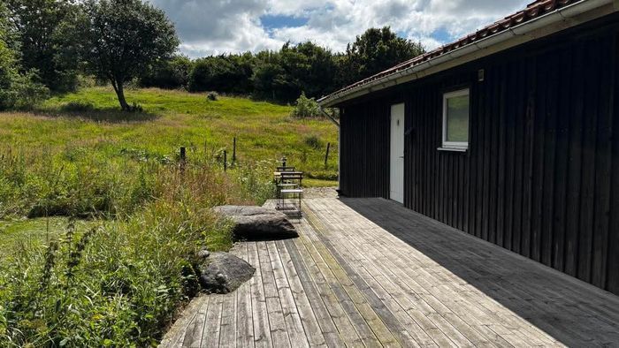 Altan löper runt större delen av huset! Här är hudvudingången! Det är en stor kohage runt huset på ena sidan, man ser en del här! Man ser ofta korna ströva upp på kvällen - närkontakt med naturen!