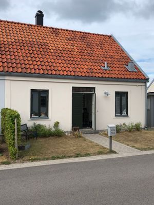Hyr denna stuga i Båstad på 90 m². 6 sängplatser. 30 000 - 40 000 kr per vecka. Se bilder och tillgänglighet här.