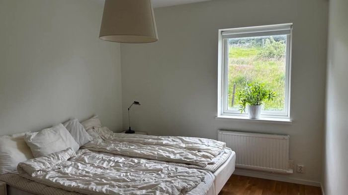 Sovrum 1 - dubbelsäng (180 cm / två delar) med garderob och fönster ut mot kohage! I