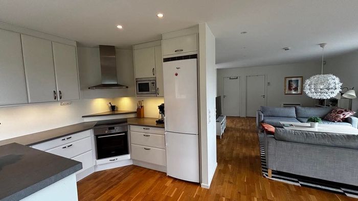 Köket med öppen planlösning till vardagsrum! Köket är modernt och fullt utrustat. Diskmaskin, micro och ugn! Ett litet köksfönster finns över diskhon med utsikt över lekstuga !