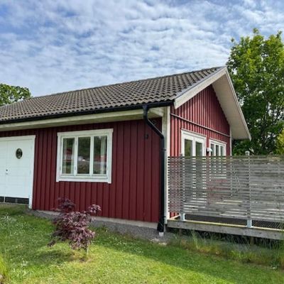 Modern stuga för två, i lugn miljö.