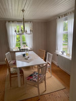 Hyr denna stuga i  på 75 m². 7-8 sängplatser. 10 000 - 18 000 kr per vecka. Se bilder och tillgänglighet här.