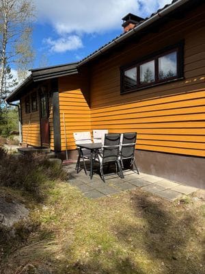 Hyr denna stuga i  på 50 m². 4-6 sängplatser. 4 000 - 5 000 kr per vecka. Se bilder och tillgänglighet här.