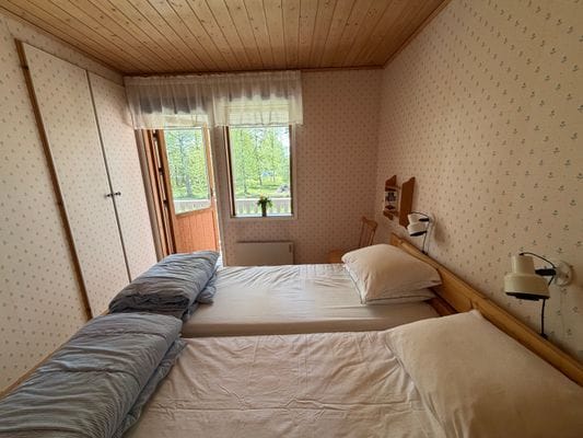 Master bedroom stora stugan, egen utgång till terassen