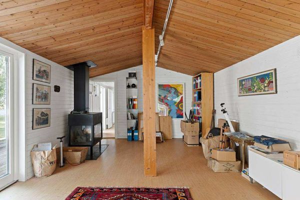 Hyr denna stuga i Stockholm på 65 m². 2-3 sängplatser. 13 500 - 15 000 kr per vecka. Se bilder och tillgänglighet här.