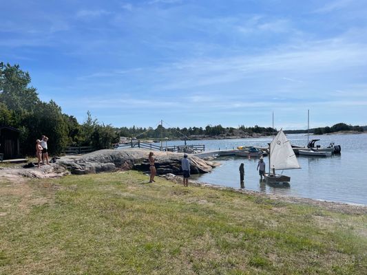 Hyr denna stuga i Gryts Skärgård på 125 m². 10-12 sängplatser. 15 000 - 25 000 kr per vecka. Se bilder och tillgänglighet här.