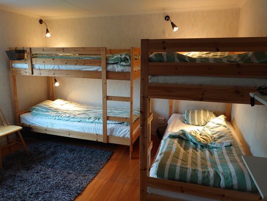 Hyr denna stuga i Västra Götaland på 95 m². 7 sängplatser. Från 6 061 kr per vecka. Se bilder och tillgänglighet här.