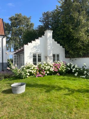 Hyr denna stuga i  på 120 m². 5 sängplatser. 8 000 - 11 500 kr per vecka. Se bilder och tillgänglighet här.