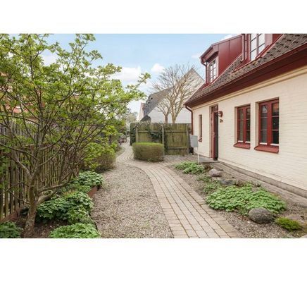 Hyr denna stuga i Falsterbo på 105 m². 4 sängplatser. Pris ej tillgängligt. Se bilder och tillgänglighet här.